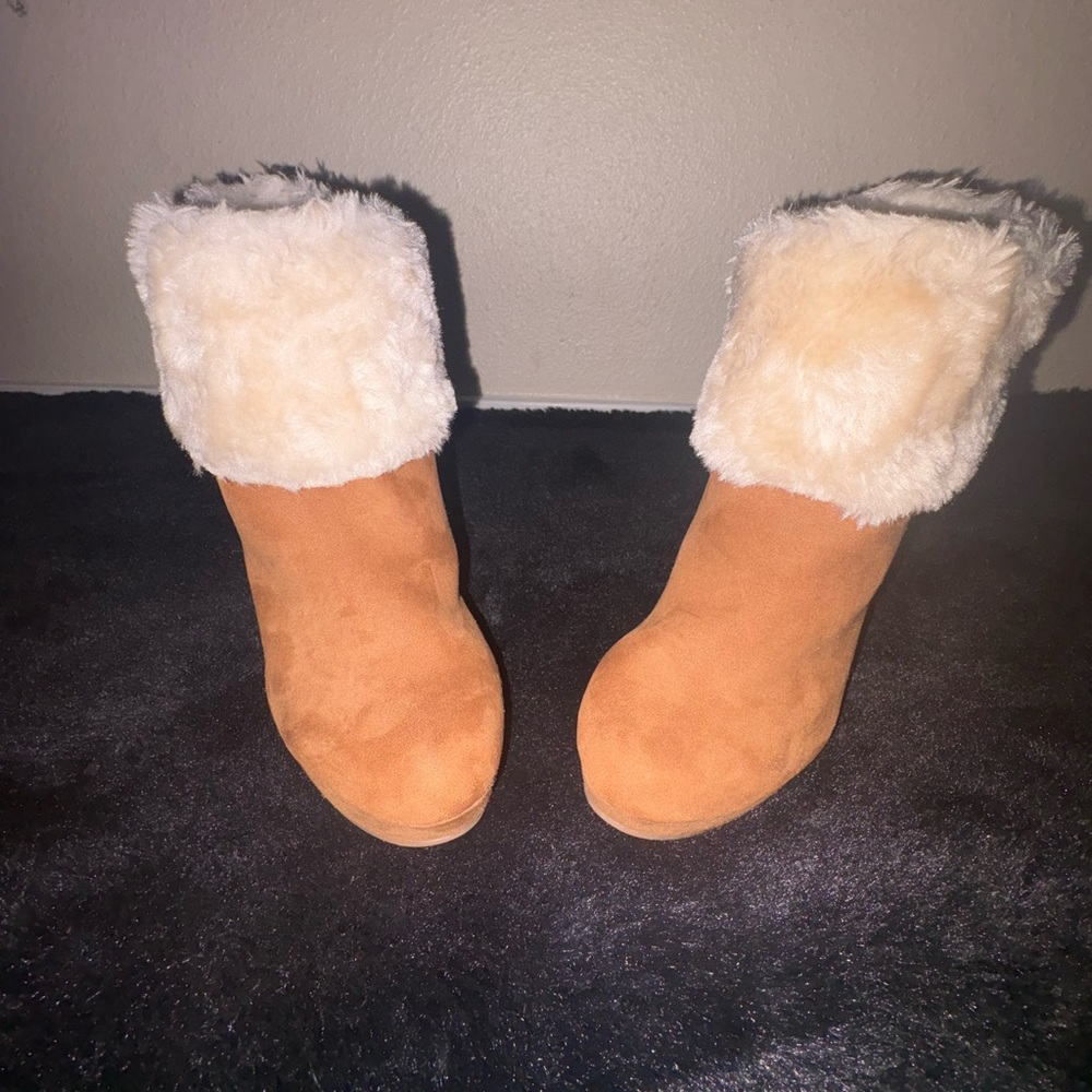 Women's Tan Ankle Boots with Faux Fur Trim - Picture 4 of 16